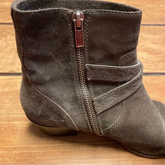 Frye Ellen Buckle Short Booties Gray Suede Leather Size 7 Harness - Picture 3 of 10